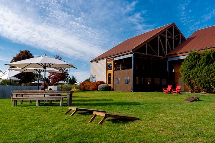 Front lawn and picnic table at Canvasback